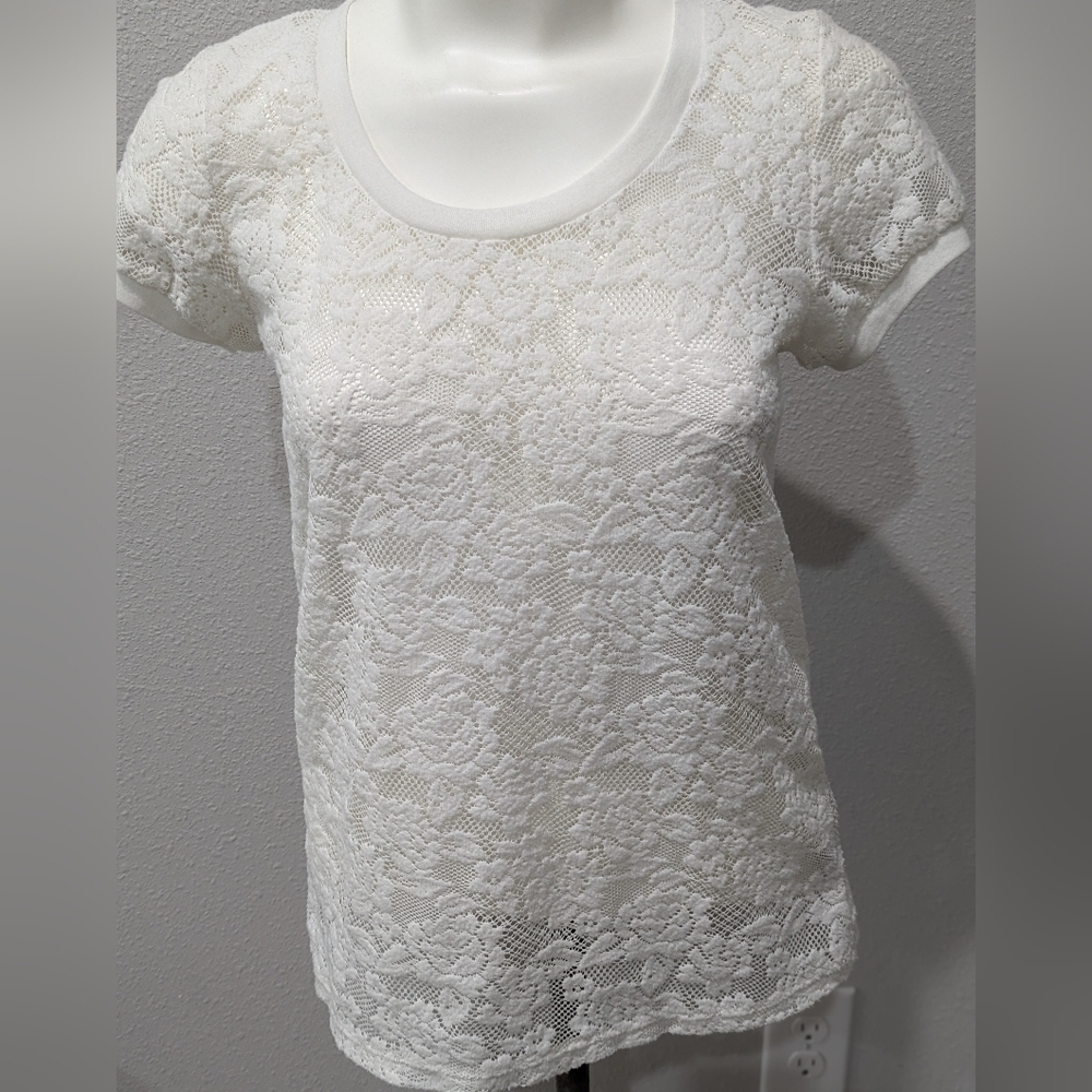 Charlotte Russe white floral stretch shell, XS - Picture 2 of 8